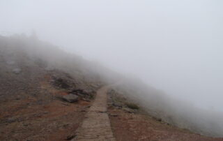 Weg auf einem Berg im Nebel